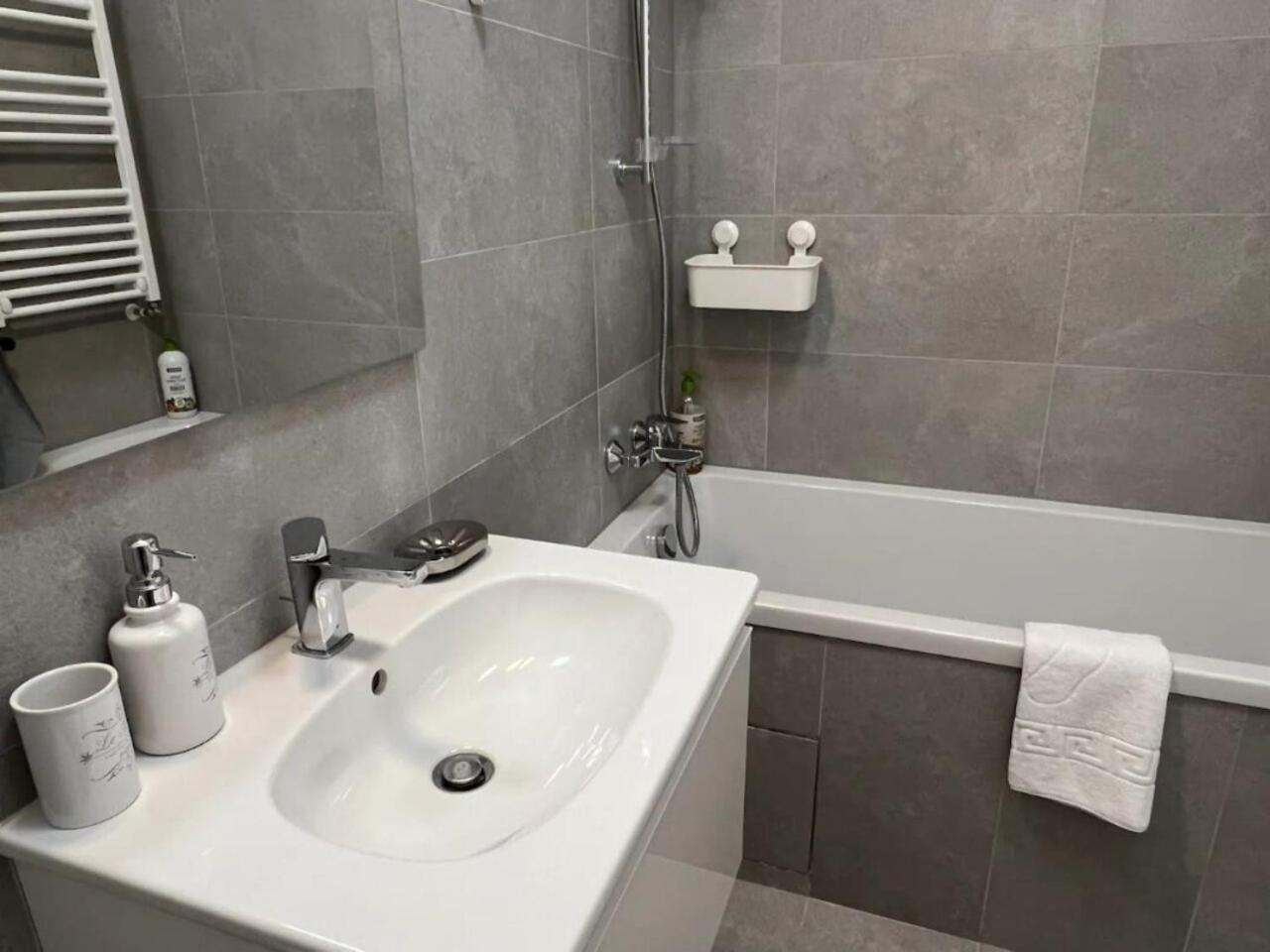 High-Rise Luxury Apartment With Free Parking Bukarest Exterior foto